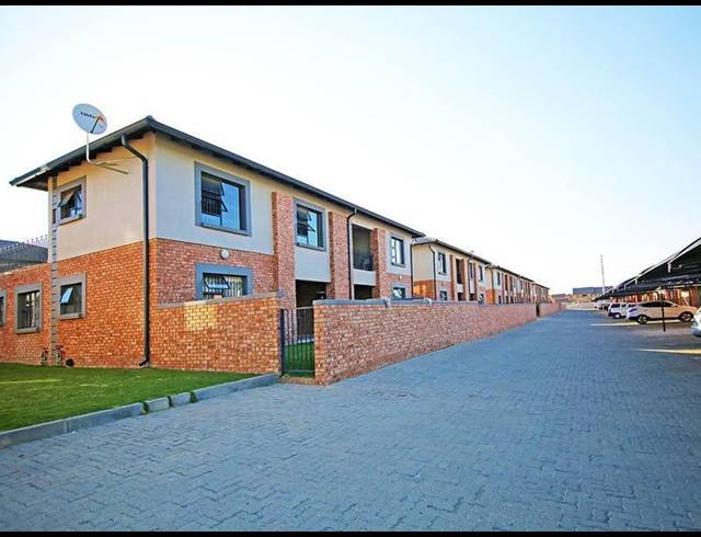 2 BEDROOM TOWNHOUSE FOR SALE IN NOORDWYK